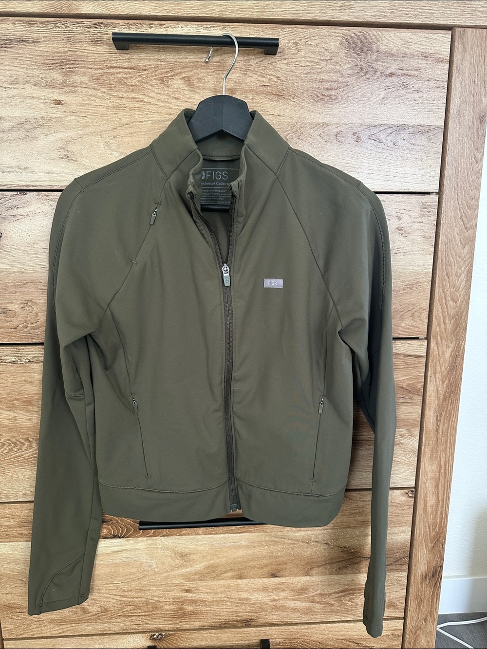 FIGS Men's Olive Green Lightweight Zip Windbreaker